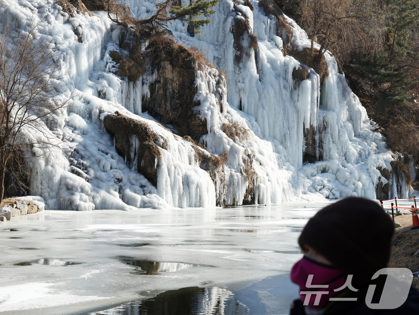 (서울=뉴스1) 황기선 기자 = 강추위가 이어지고 있는 29일 오후 서울 서대문구 홍제천 인공폭포가 얼어붙어 있다. 2026.1.29/뉴스1