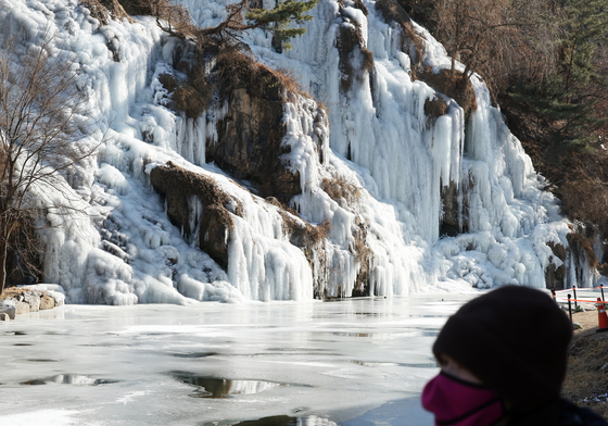홍제천 인공폭포가 '꽁꽁'
