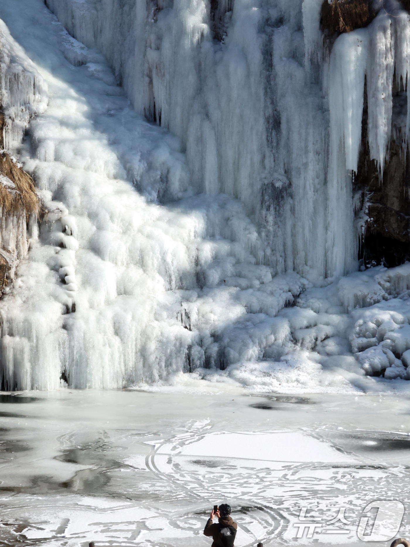(서울=뉴스1) 황기선 기자 = 강추위가 이어지고 있는 29일 오후 서울 서대문구 홍제천 인공폭포가 얼어붙어 있다. 2026.1.29/뉴스1