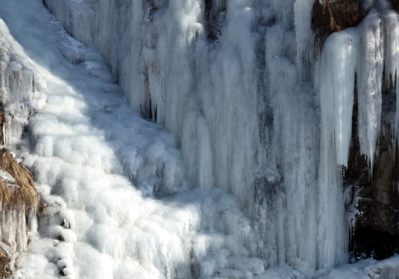 꽁꽁 얼어붙은 인공폭포