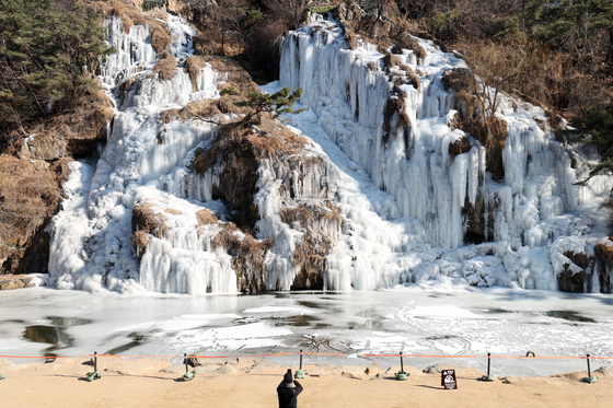 홍제천 인공폭포 '꽁꽁'