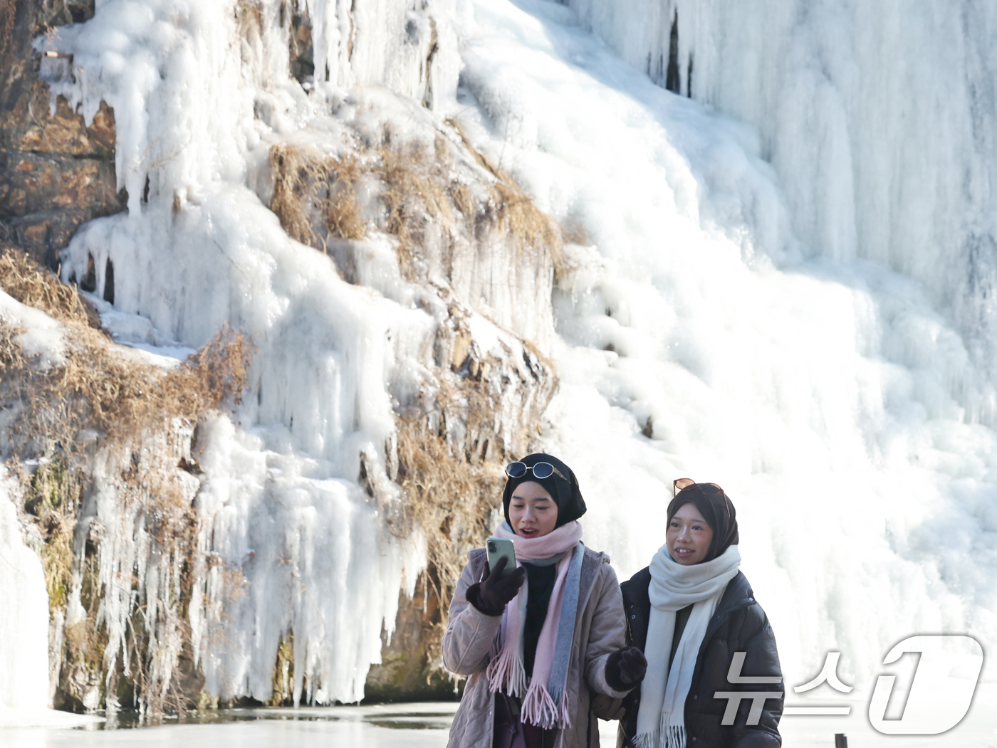 (서울=뉴스1) 황기선 기자 = 강추위가 이어지고 있는 29일 오후 서울 서대문구 홍제천 인공폭포가 얼어붙어 있다. 2026.1.29/뉴스1