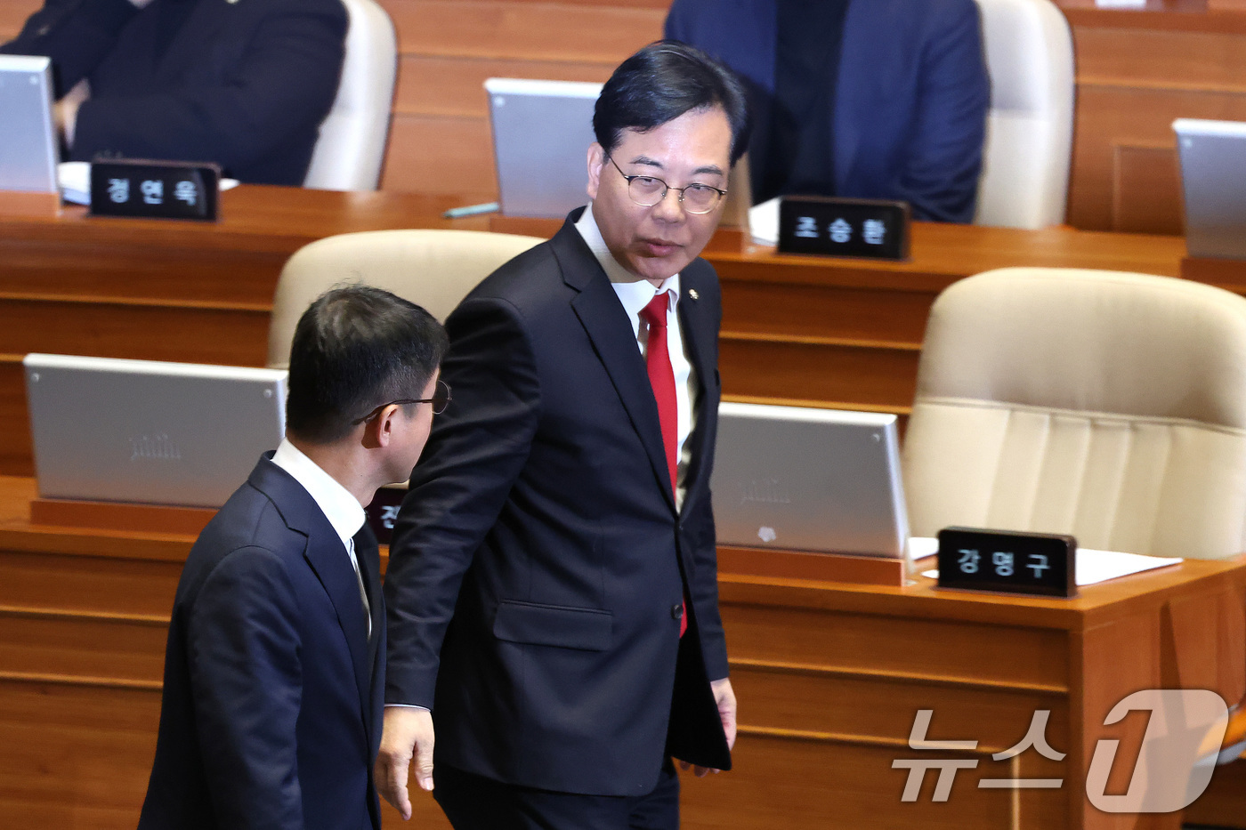 (서울=뉴스1) 신웅수 기자 = 한병도 더불어민주당 원내대표와 송언석 국민의힘 원내대표가 29일 서울 여의도 국회에서 열린 제431회국회(임시회) 제2차 본회의에서 대화하고 있다. …