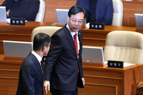 본회의 대화하는 한병도·송언석