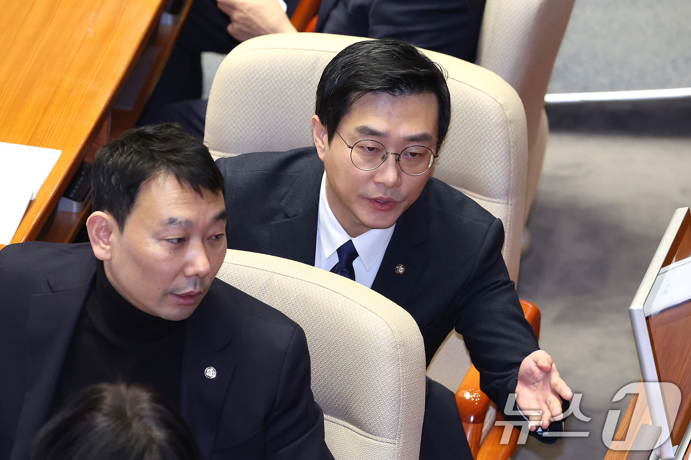 (서울=뉴스1) 신웅수 기자 = 장경태 더불어민주당 의원이 29일 서울 여의도 국회에서 열린 제431회국회(임시회) 제2차 본회의에서 의원들과 대화하고 있다. 2026.1.29/뉴 …