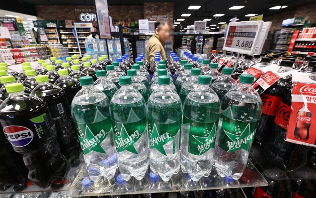 본문 이미지 - 서울의 한 대형마트에 페트 음료류가 진열되어 있다.2026.1.29 ⓒ 뉴스1 최지환 기자
