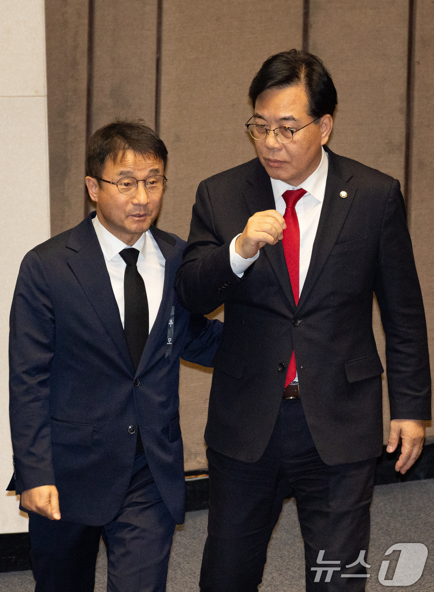 (서울=뉴스1) 유승관 기자 = 더불어민주당 한병도, 국민의힘 송언석 원내대표가 29일 서울 여의도 국회에서 열린 제431회 국회(임시회) 제2차 본회의에서 대화하고 있다. 202 …