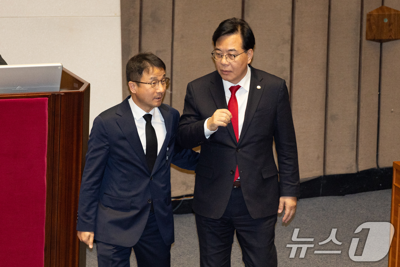 (서울=뉴스1) 유승관 기자 = 더불어민주당 한병도, 국민의힘 송언석 원내대표가 29일 서울 여의도 국회에서 열린 제431회 국회(임시회) 제2차 본회의에서 대화하고 있다. 202 …