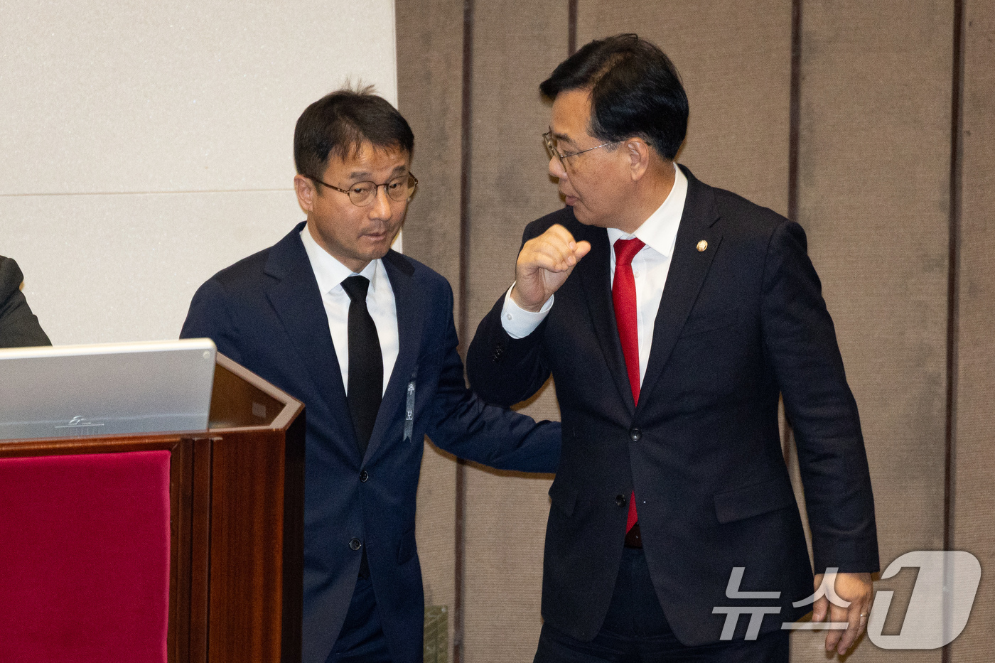 (서울=뉴스1) 유승관 기자 = 더불어민주당 한병도, 국민의힘 송언석 원내대표가 29일 서울 여의도 국회에서 열린 제431회 국회(임시회) 제2차 본회의에서 대화하고 있다. 202 …