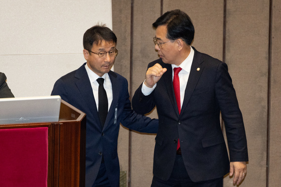 대화 나누는 한병도·송언석 원내대표