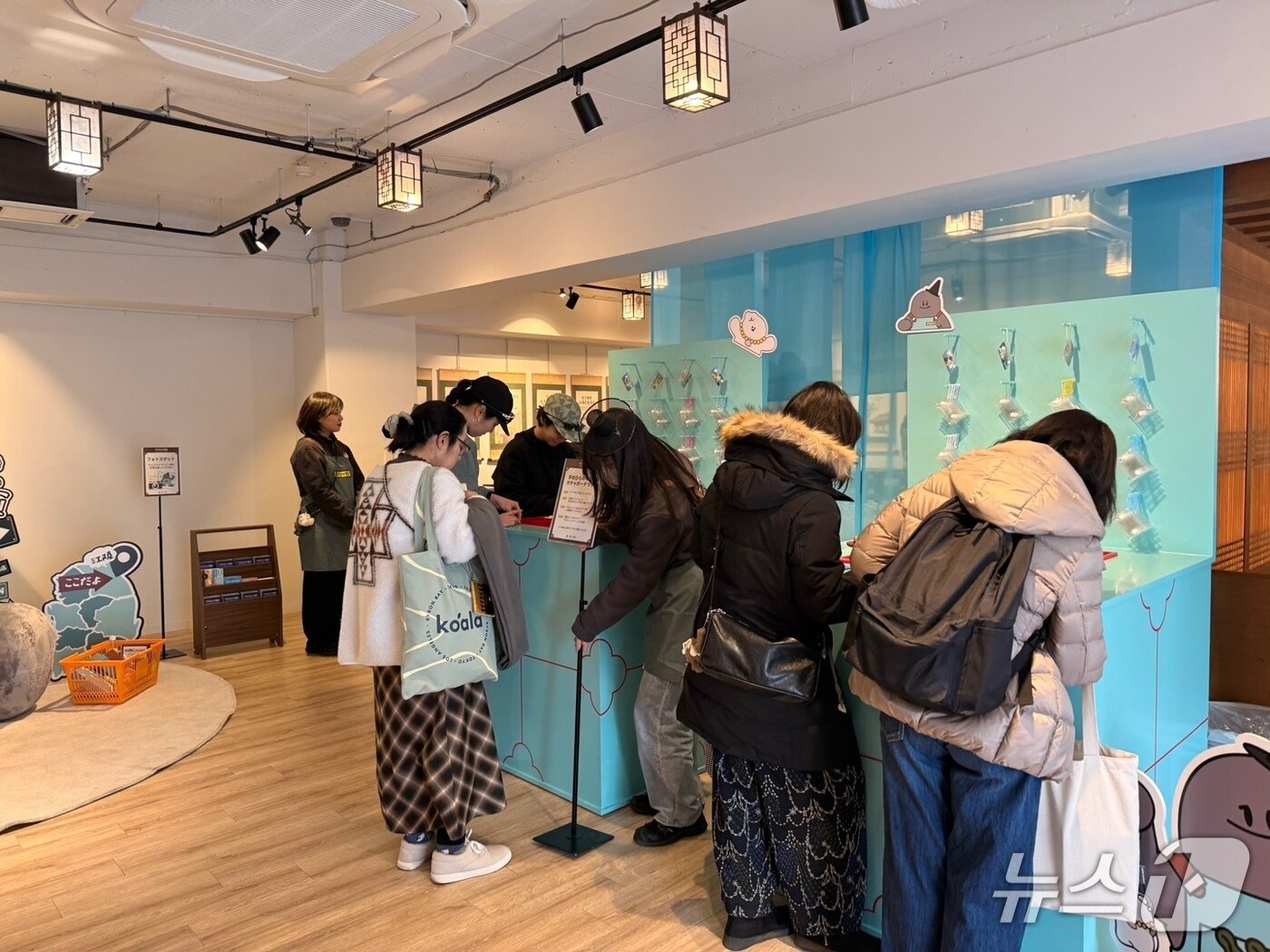 본문 이미지 - 일본 도쿄 시부야 복합문화공간 오픈베이스에서 29일 개장한 강릉시 팝업스토어 '강릉에서 온 마리의 비밀잡화점' 첫날 모습.(강릉시 제공, 재판매 및 DB 금지) 2026.1.29/뉴스1