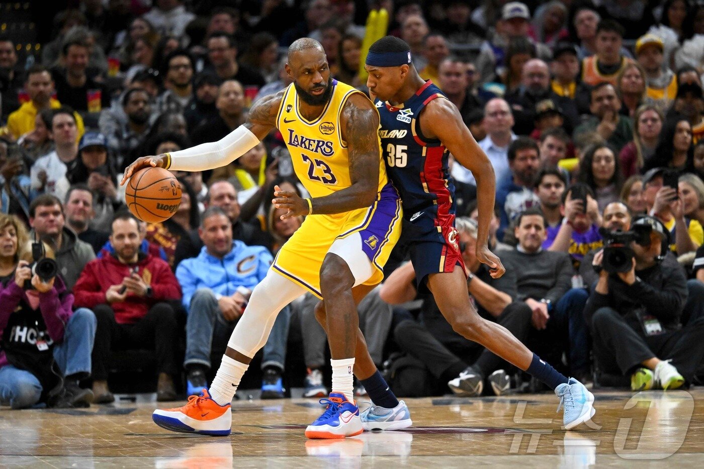 본문 이미지 - LA 레이커스의 르브론 제임스(왼쪽)가 29일(한국시간) 열린 2025-26 NBA 정규리그 클리블랜드 캐벌리어스와 원정 경기에서 11점에 그쳐 팀의 대패를 막지 못했다. ⓒ AFP=뉴스1