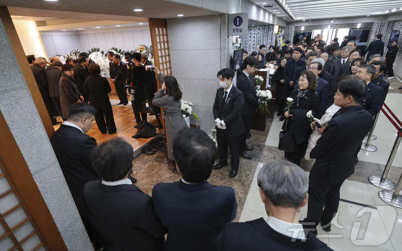 (서울=뉴스1) 사진공동취재단 = 29일 오후 故 이해찬 전 국무총리의 빈소가 마련된 서울 종로구 서울대학교병원 장례식장에 많은 조문객들이 찾고 있다.  2026.1.29/뉴스1