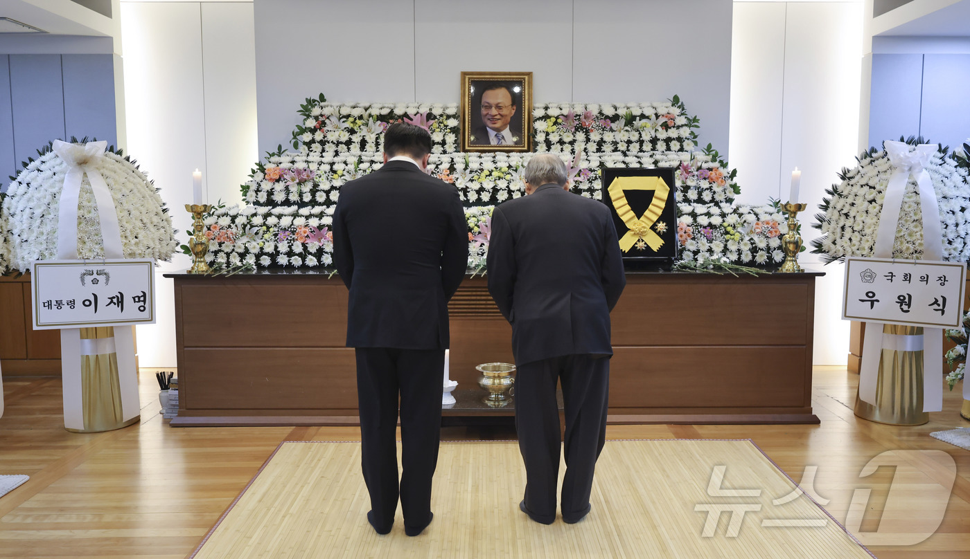 (서울=뉴스1) 사진공동취재단 = 임동원 전 통일부 장관(오른쪽)이 29일 오후 서울 종로구 서울대학교병원 장례식장에 마련된 故 이해찬 전 국무총리의 빈소에서 조문을 하고 있다. …
