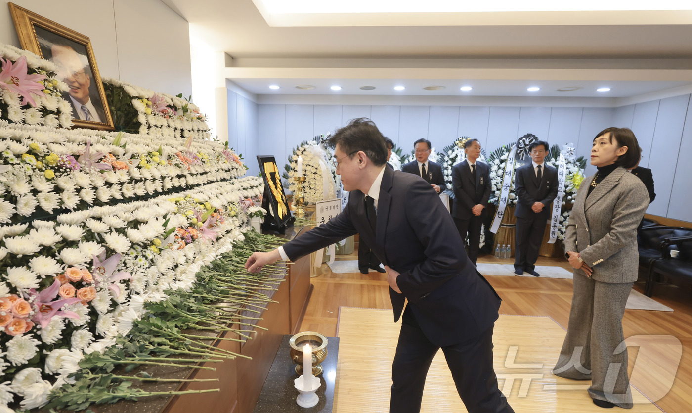 (서울=뉴스1) 사진공동취재단 = 김재준 전 청와대 춘추관장이 29일 오후 서울 종로구 서울대학교병원 장례식장에 마련된 故 이해찬 전 국무총리의 빈소에서 조문을 하고 있다.  20 …