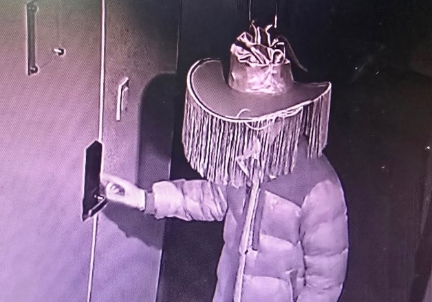 새벽 건물서 기물 마구 파손…고양시에 출몰한 '공포의 삿갓맨'