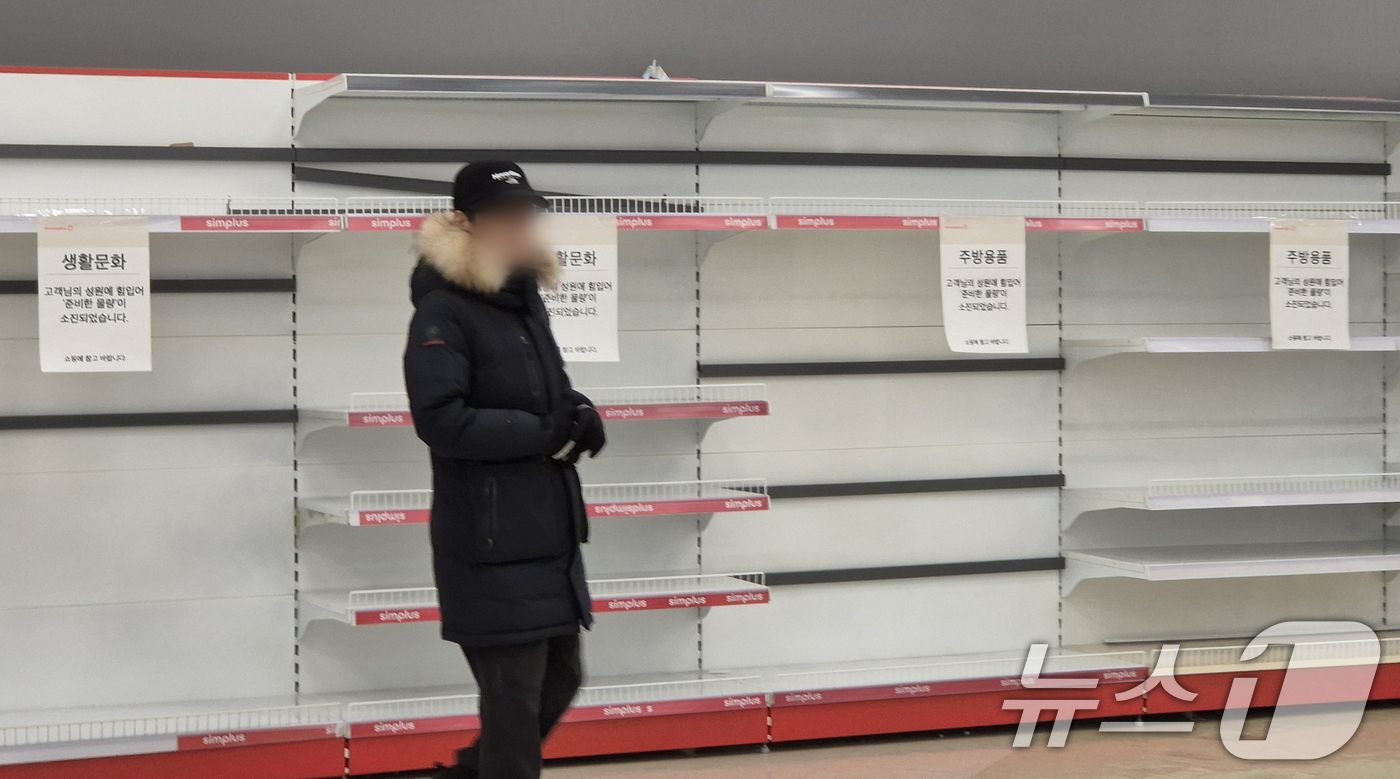 (안산=뉴스1) 김영운 기자 = 홈플러스 안산고잔점 폐점을 사흘 앞둔 29일 경기 안산시 단원구 홈플러스 안산고잔점의 매대가 텅 빈 모습을 보이고 있다.기업회생절차를 밟고 있는 홈 …
