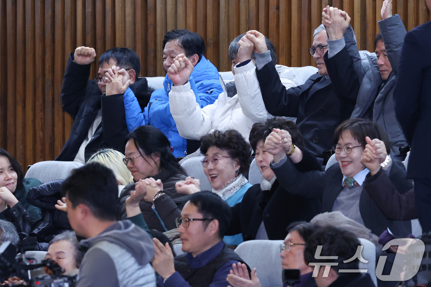 (서울=뉴스1) 신웅수 기자 = 29일 서울 여의도 국회에서 열린 제431회국회(임시회) 제2차 본회의에서 진실·화해를 위한 과거사정리 기본법 전부개정법률안(대안)이 가결되자 피해 …