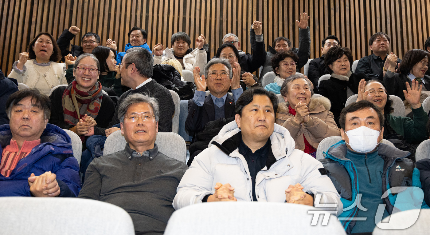 (서울=뉴스1) 유승관 기자 = 국가폭력피해자 가족들이 29일 서울 여의도 국회에서 열린 제431회 국회(임시회) 제2차 본회의에서 진실·화해를 위한 과거사정리 기본법 전부개정법률 …