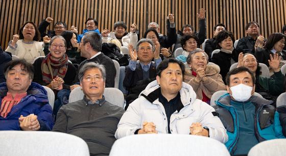 환호하는 국가폭력 피해 가족들