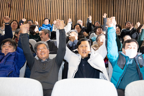 과거사정리 기본법 의결에 환호하는 국가폭력 피해자 가족들