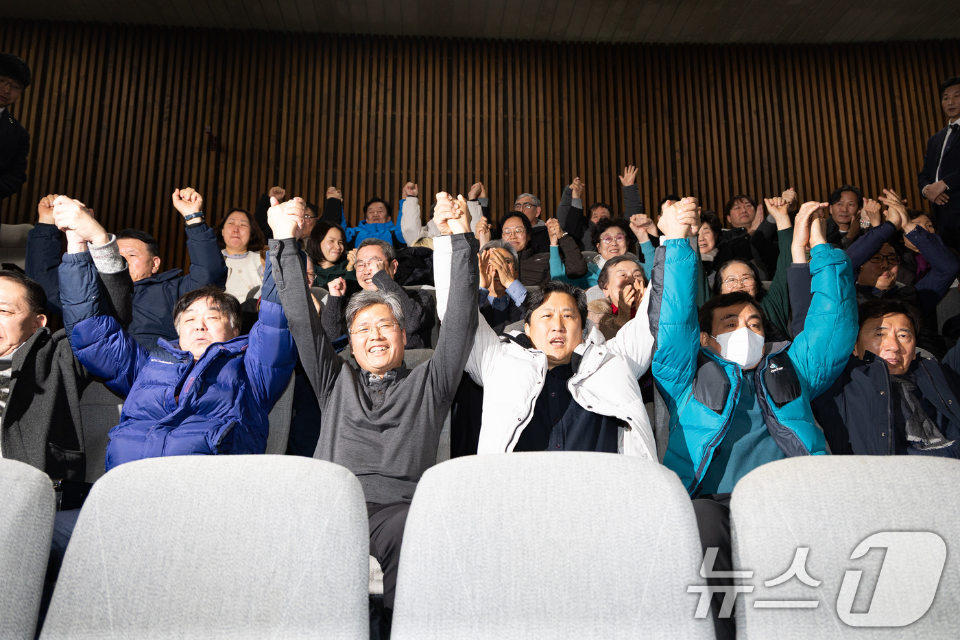 (서울=뉴스1) 유승관 기자 = 국가폭력피해자 가족들이 29일 서울 여의도 국회에서 열린 제431회 국회(임시회) 제2차 본회의에서 진실·화해를 위한 과거사정리 기본법 전부개정법률 …
