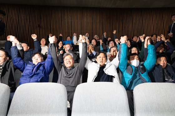 과거사정리 기본법 개정안 통과, 환호하는 국가폭력피해자 가족들