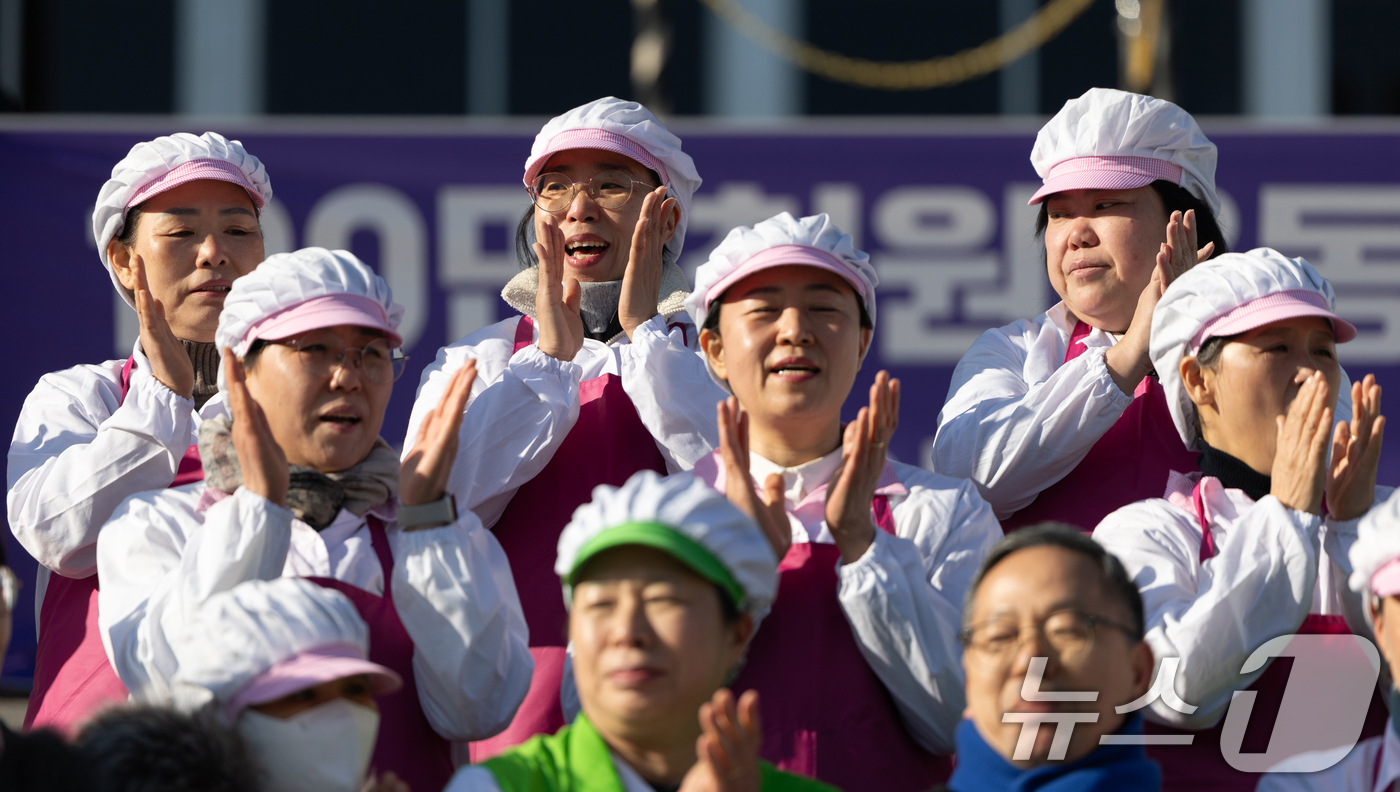 (서울=뉴스1) 이승배 기자 = 29일 서울 여의도 국회 본청 앞 계단에서 열린 학교급식법 개정 환영 기자회견에서 학교 급식노동자들이 법안 통과를 기뻐하고 있다. 2026.1.29 …