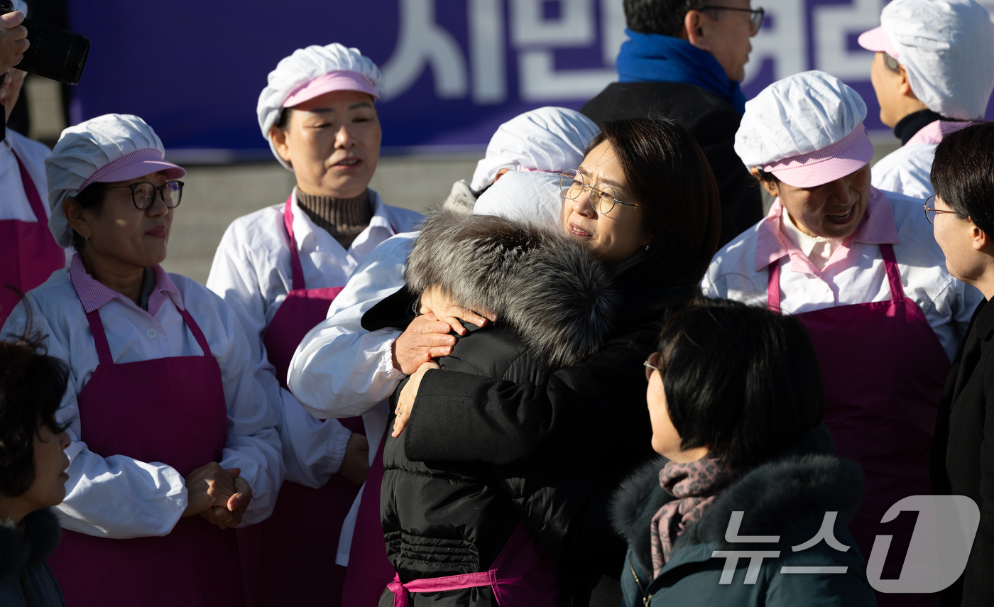 (서울=뉴스1) 이승배 기자 = 29일 서울 여의도 국회 본청 앞 계단에서 열린 학교급식법 개정 환영 기자회견에서 고민정 더불어민주당 의원과 학교 급식노동자들이 법안 통과를 축하하 …