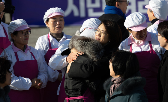 학교급식법 개정안 통과 '부둥켜 안고 축하하는 이 날'