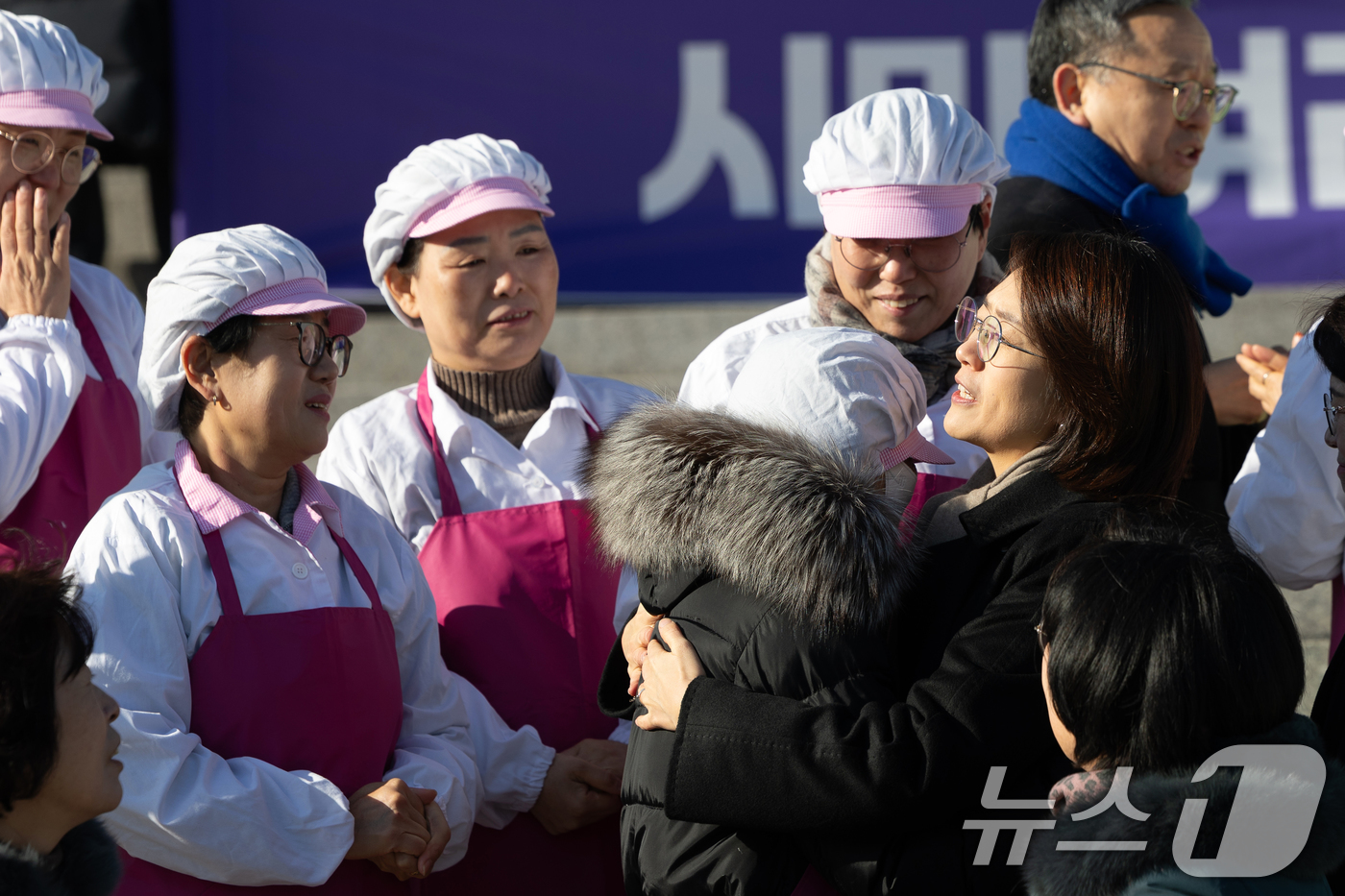 (서울=뉴스1) 이승배 기자 = 29일 서울 여의도 국회 본청 앞 계단에서 열린 학교급식법 개정 환영 기자회견에서 고민정 더불어민주당 의원과 학교 급식노동자들이 법안 통과를 축하하 …