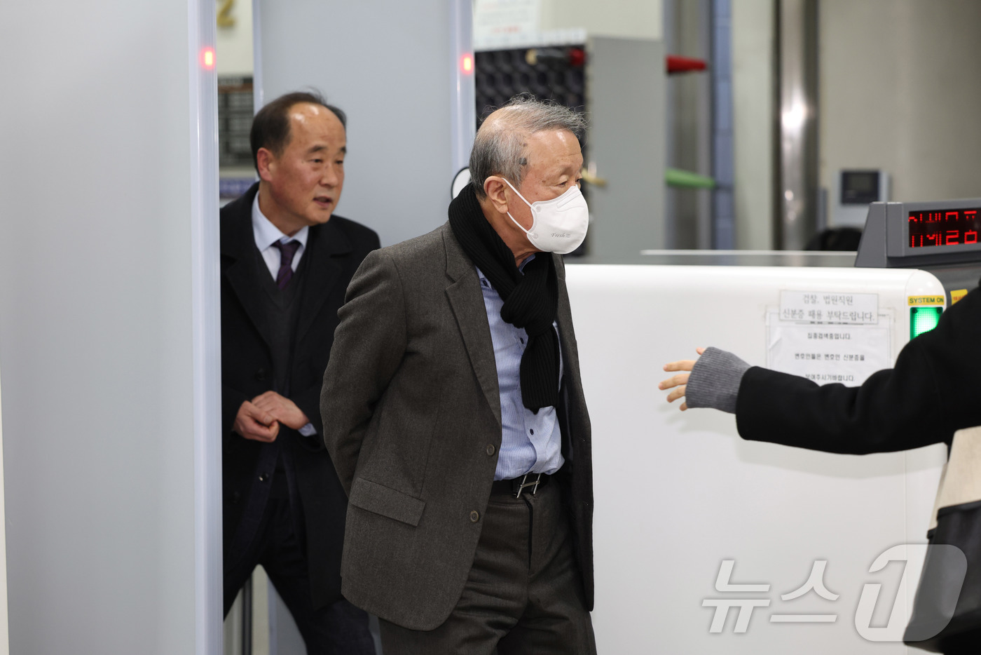 (서울=뉴스1) 김명섭 기자 = 200억 원대 횡령·배임 혐의로 기소된 홍원식 전 남양유업 회장이 29일 서울 서초구 서울중앙지법에서 열린 1심 선고 공판을 마치고 법원을 나서고 …