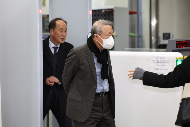 홍원식 전 남양유업 회장, 배임 혐의 1심 징역 3년 선고