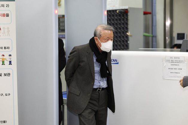 '배임' 홍원식 前 회장 1심 징역 3년…남양유업 "오너 리스크 마무리 계기"