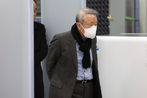 '1심 징역 3년 선고', 법정 나서는 홍원식 전 회장