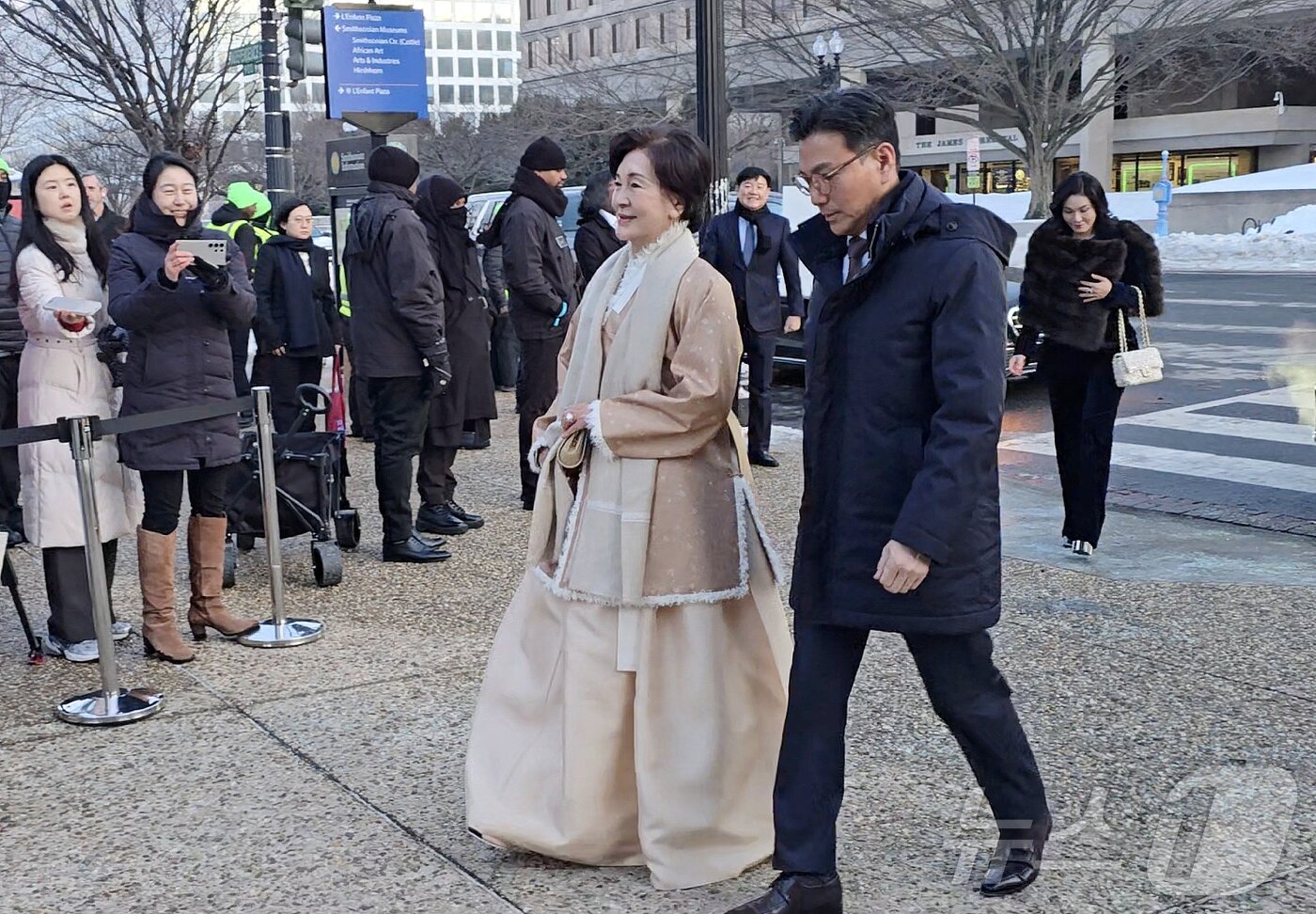 본문 이미지 - 홍라희 삼성미술관 리움 명예관장이 사위 김재열 삼성글로벌리서치 사장과 이서현 삼성물산 사장과 함께 28일(현지시간) 미국 워싱턴DC 스미스소니언 국립아시아미술관에서 열린 '이건희 컬렉션' 특별전 폐막 기념 갈라 행사장에 입장하고 있다. 2026.01.29/뉴스1 ⓒ News1 류정민 특파원