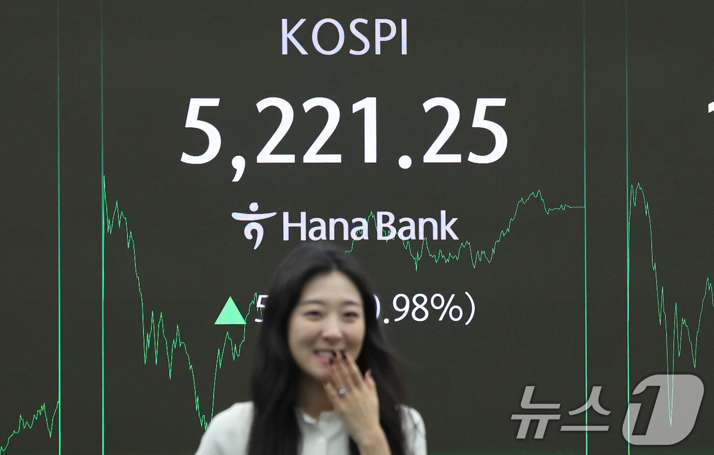 본문 이미지 - 코스피가 종가 기준 사상 최고치를 경신한 29일 서울 중구 하나은행 본점 딜링룸 시황 전광판 앞에서 한 직원이 분주하게 움직이고 있다.  2026.1.29/뉴스1 ⓒ News1 박지혜 기자