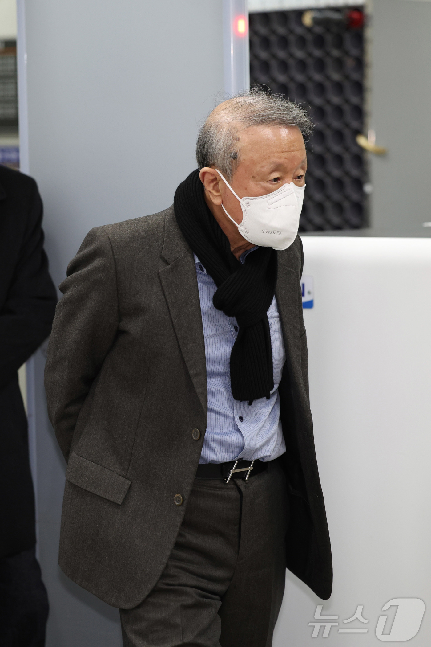 (서울=뉴스1) 김명섭 기자 = 200억 원대 횡령·배임 혐의로 기소된 홍원식 전 남양유업 회장이 29일 서울 서초구 서울중앙지법에서 열린 1심 선고 공판을 마치고 법원을 나서고 …