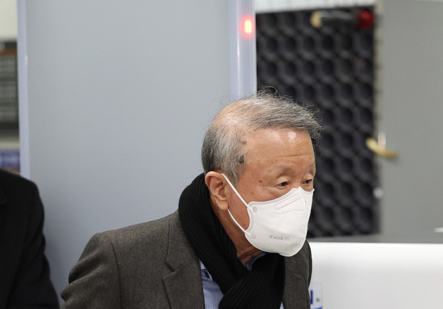 '징역 3년 선고', 법원 나서는 홍원식 전 남양유업 회장