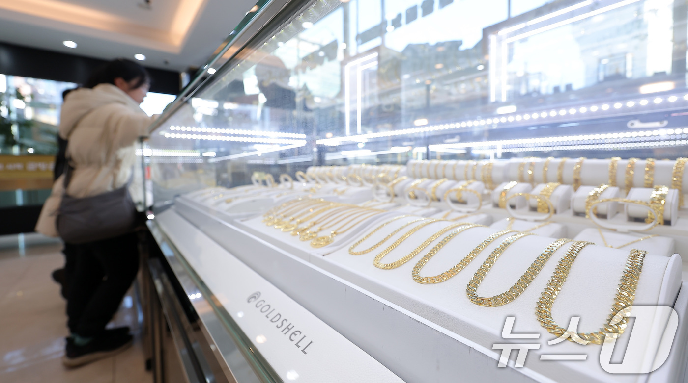 (서울=뉴스1) 김성진 기자 = 국제금값이 온스당 5500달러를 돌파한 29일 서울 종로구 한국금거래소 종로본점에 금 제품이 진열돼 있다.블룸버그 통신에 따르면 이날 한국 시간 오 …