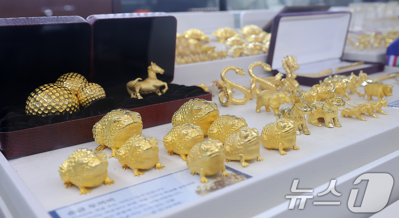 (서울=뉴스1) 김성진 기자 = 국제금값이 온스당 5500달러를 돌파한 29일 서울 종로구 한국금거래소 종로본점에 금 제품이 진열돼 있다.블룸버그 통신에 따르면 이날 한국 시간 오 …