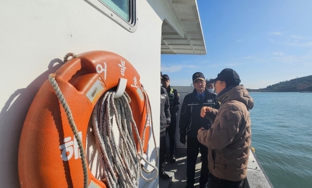완도해경, 설 연휴 앞두고 도선 안전관리 합동 점검