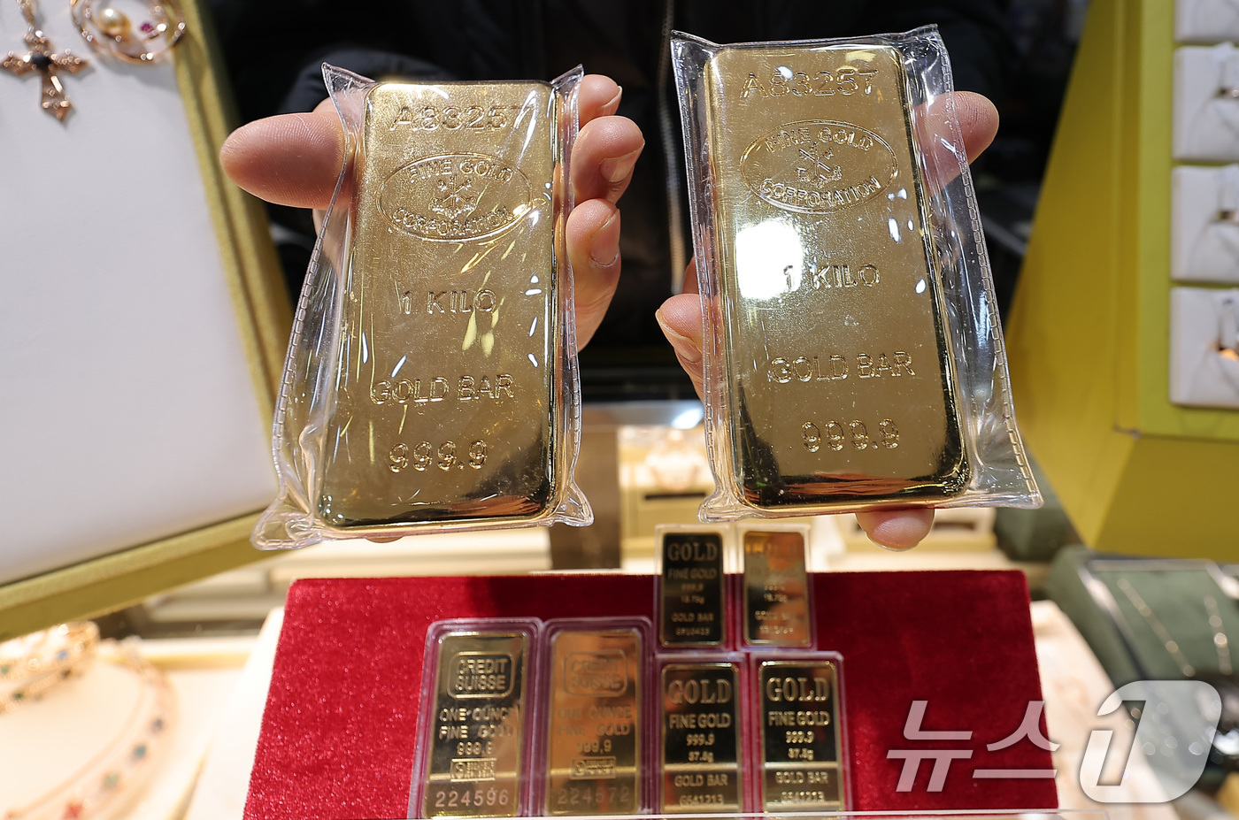 (서울=뉴스1) 김성진 기자 = 국제금값이 온스당 5500달러를 돌파한 29일 서울 종로구 귀금속 상가에서 골드바가 진열돼 있다.블룸버그 통신에 따르면 이날 한국 시간 오전 11시 …