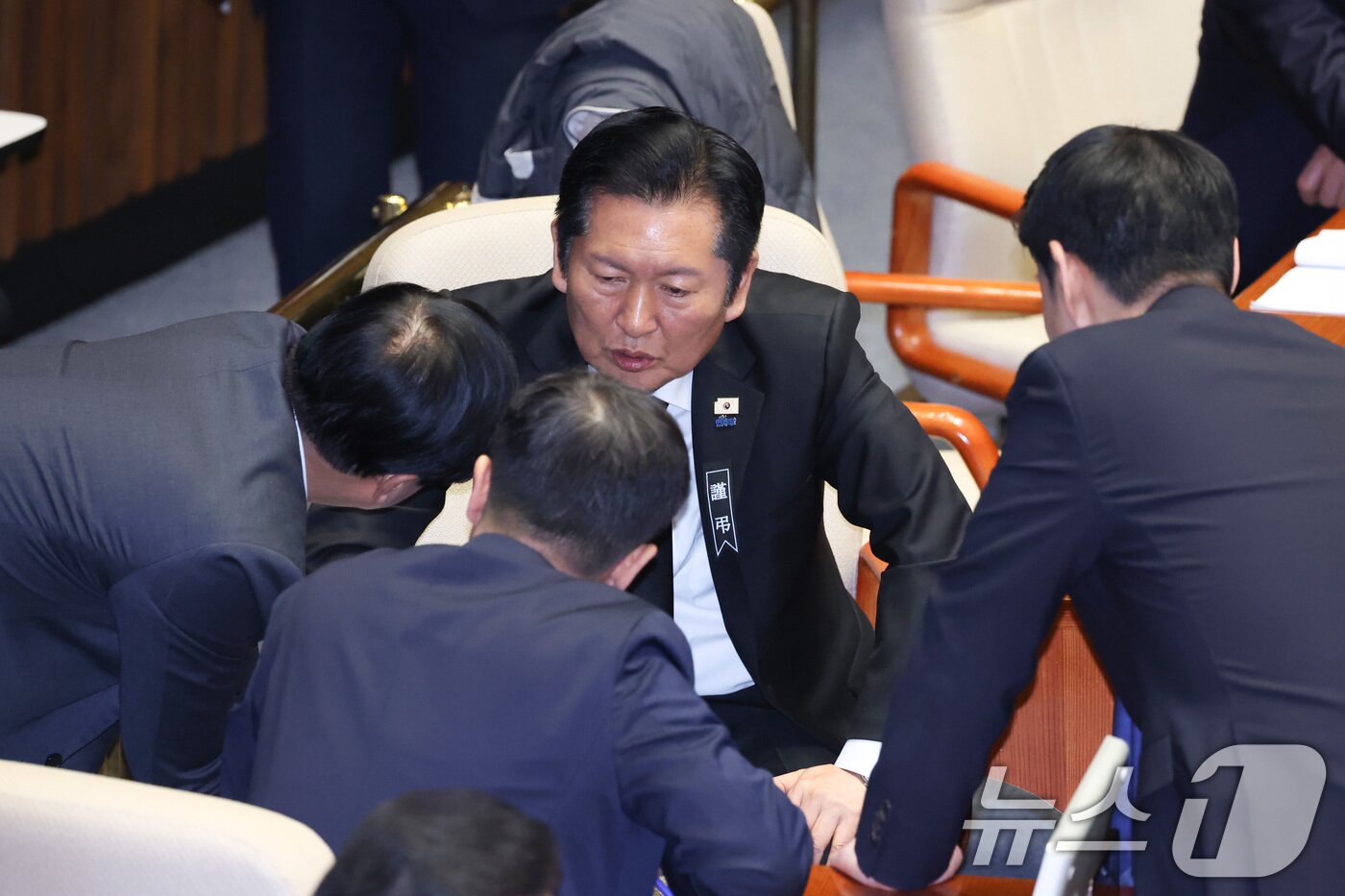 본문 이미지 - 정청래 더불어민주당 대표가 29일 서울 여의도 국회에서 열린 제431회국회(임시회) 제2차 본회의에서 한병도 원낻표 등과 대화하고 있다. 2026.1.29/뉴스1 ⓒ News1 신웅수 기자