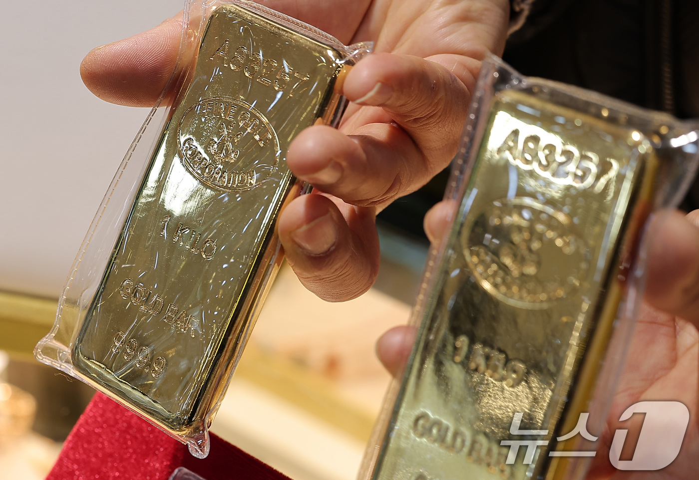 (서울=뉴스1) 김성진 기자 = 국제금값이 온스당 5500달러를 돌파한 29일 서울 종로구 귀금속 상가에서 골드바가 진열돼 있다.블룸버그 통신에 따르면 이날 한국 시간 오전 11시 …