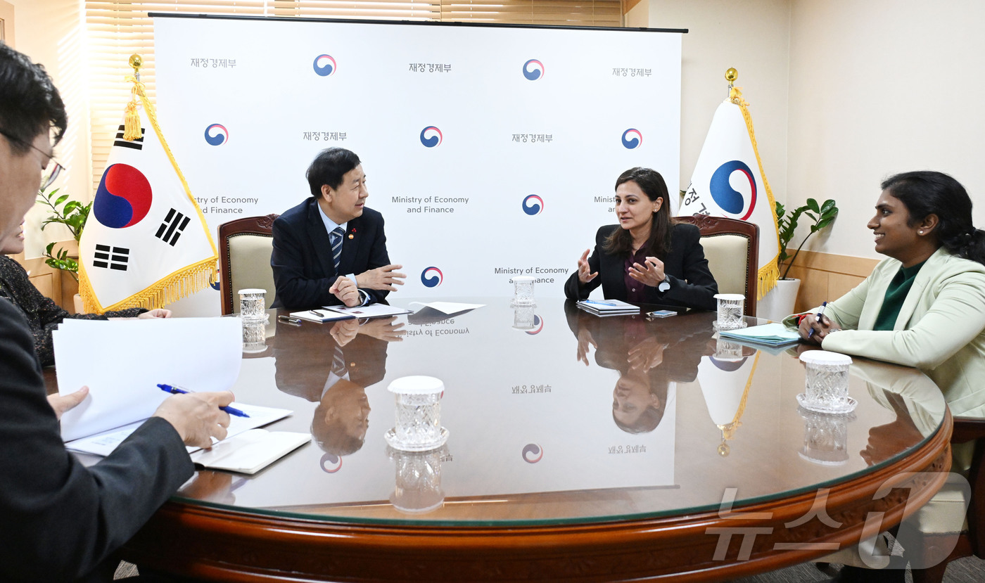 (서울=뉴스1) = 구윤철 부총리 겸 재정경제부 장관이 29일 서울 종로구 정부서울청사에서 아누슈카 샤 국제신용평가사 무디스(Moody's) 아태지역 국가신용등급 담당 이사와 면담 …