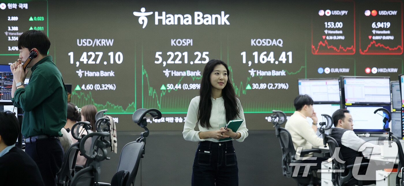 본문 이미지 - 코스피가 종가 기준 사상 최고치를 경신한 29일 서울 중구 하나은행 본점 딜링룸 시황 전광판 앞에서 직원들이 분주하게 움직이고 있다.  2026.1.29/뉴스1 ⓒ News1 박지혜 기자