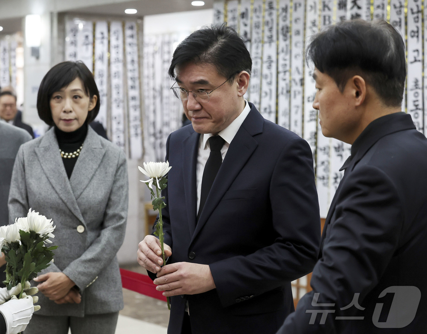(서울=뉴스1) 사진공동취재단 = 김재준 전 청와대 춘추관장이 29일 서울 종로구 서울대학교병원 장례식장에 마련된 고 이해찬 전 국무총리의 빈소를 조문하고 있다.  2026.1.2 …