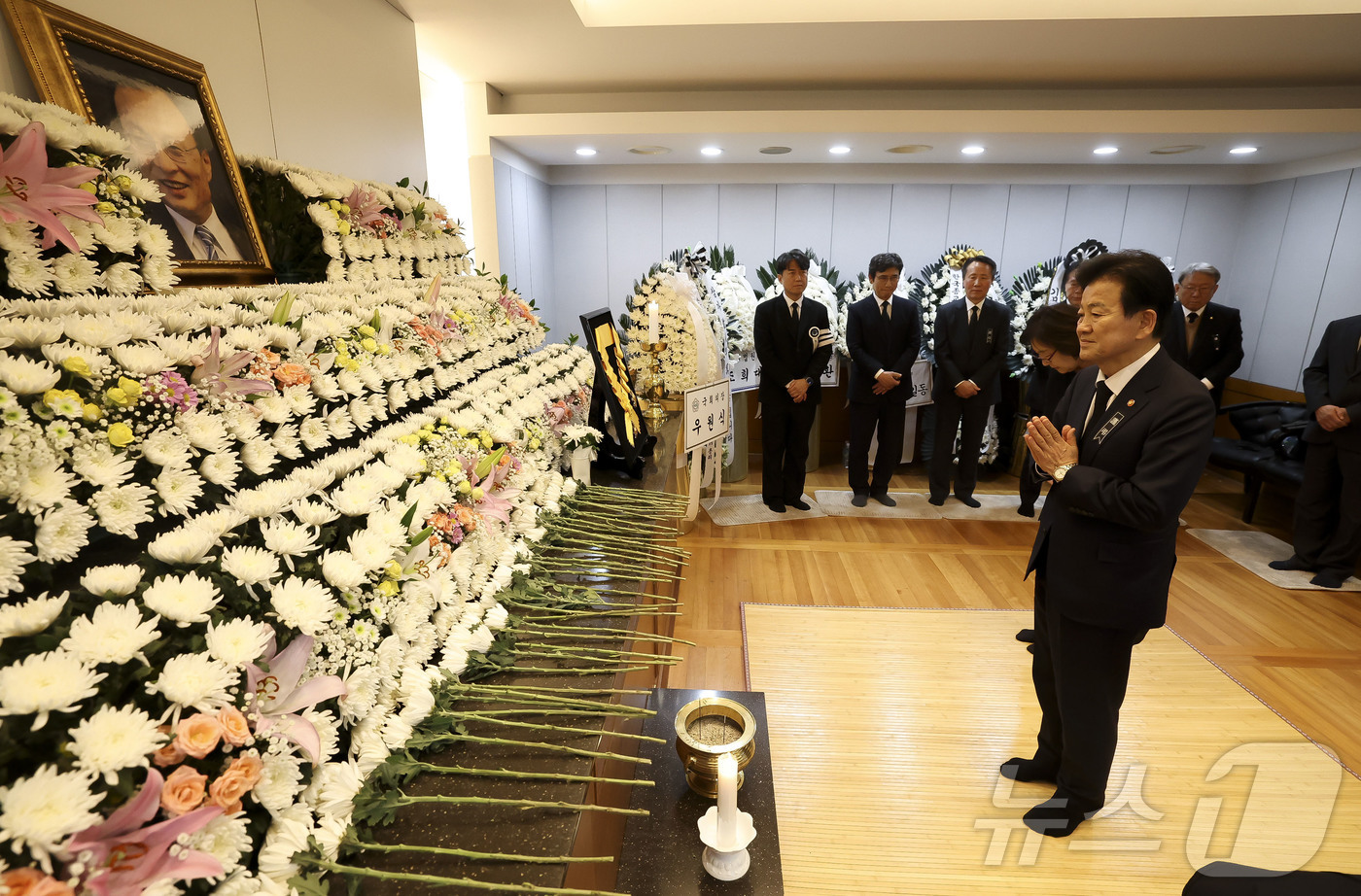 (서울=뉴스1) 사진공동취재단 = 정동영 통일부 장관이 29일 서울 종로구 서울대학교병원 장례식장에 마련된 고 이해찬 전 국무총리의 빈소를 조문하고 있다.  2026.1.29/뉴스 …