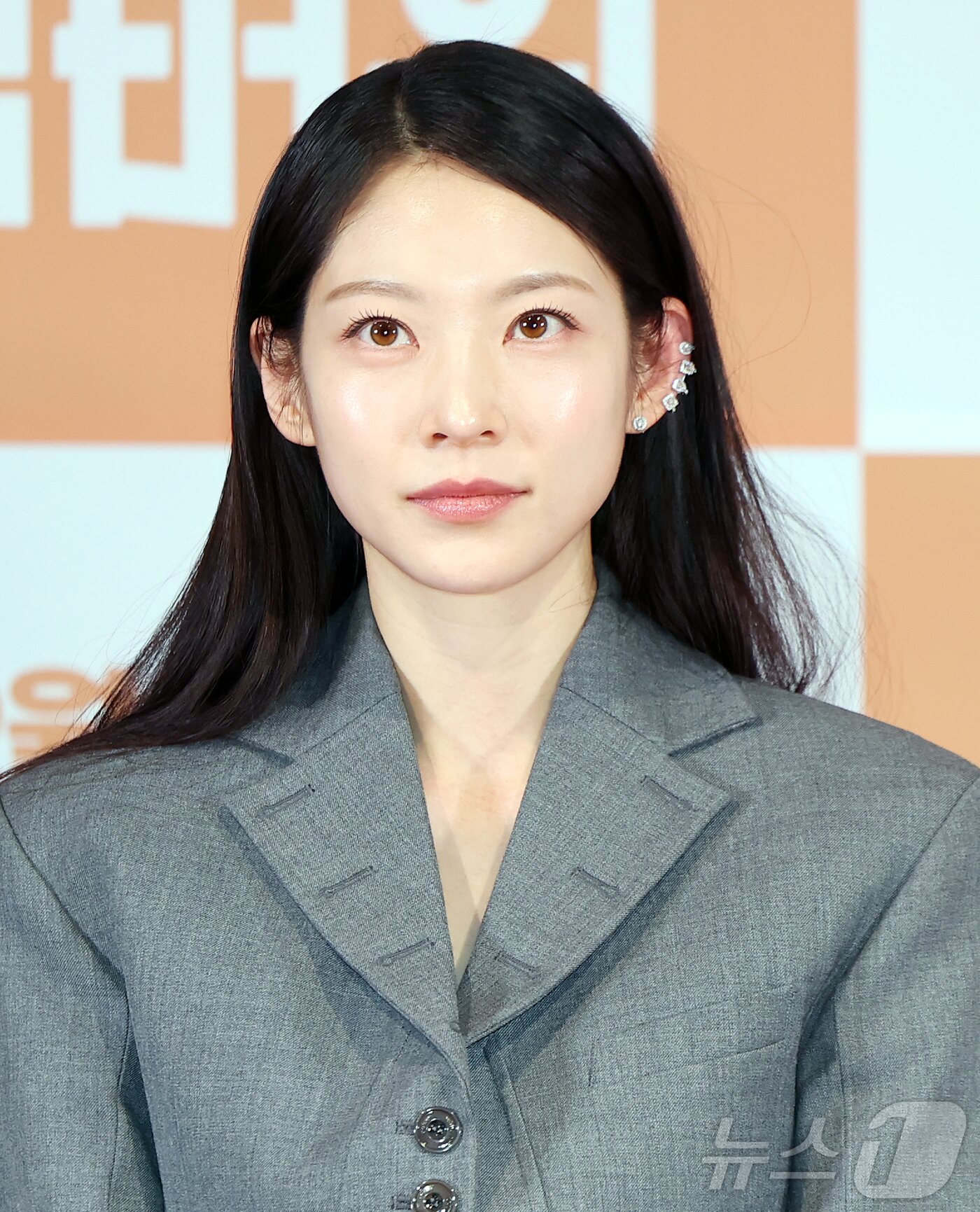 본문 이미지 - 배우 공승연이 29일 서울 용산구 CGV용산아이파크몰에서 열린 영화 ‘넘버원’ 기자간담회에 참석해 취재진 질문을 듣고 있다. 영화 ‘넘버원’은 어느 날부터 엄마의 음식을 먹을 때마다 하나씩 줄어드는 숫자가 보이기 시작한 하민(최우식 분)이, 그 숫자가 0이 되면 엄마 은실(장혜진 분)이 죽는다는 사실을 알게 되면서 엄마를 지키기 위해 노력하는 이야기로 내달 11일 개봉한다. 2026.1.29/뉴스1 ⓒ News1 김진환 기자